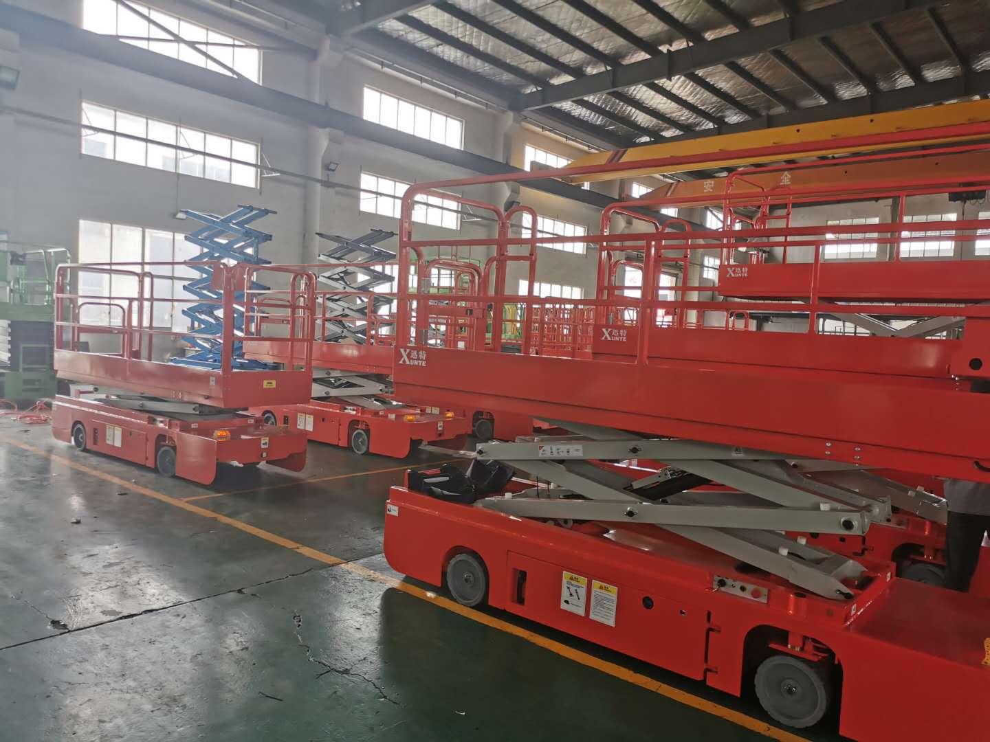 自行剪叉式高空作业平台